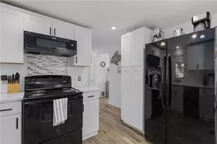 100 Penguin Ave, Warwick, RI 02818 - Photo 12