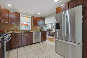 80 Circuit Dr, East Providence, RI 02915 - Photo 4