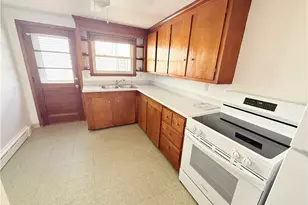 25 Thurston Ave, Newport, RI 02840 - Photo 18