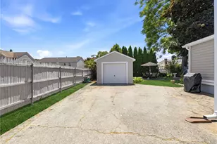 94 Francis Ave, Pawtucket, RI 02860 - Photo 4