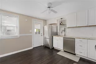 39 Gloria St, Pawtucket, RI 02861 - Photo 4