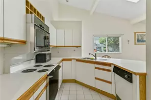 754 Williamsburg Cir, Warwick, RI 02886 - Photo 6