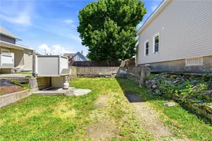 35 Woodlawn Ave, Pawtucket, RI 02860 - Photo 2