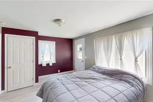 69 Kenway Ave, Warwick, RI 02889 - Photo 10