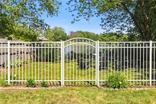 11 N Shore St, Warwick, RI 02889 - Photo 32