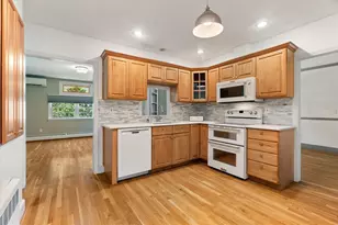 180 Poppasquash Rd, Bristol, RI 02809 - Photo 10