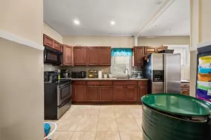 11 Sisson St, Pawtucket, RI 02860 - Photo 4
