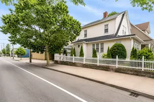 912 Narragansett Blvd, Providence, RI 02905 - Photo 1