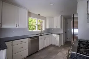 90 Frontier Rd, Warwick, RI 02889 - Photo 8