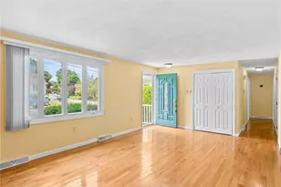 71 Hawthorne Pl, North Providence, RI 02904 - Photo 4