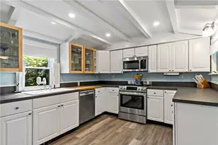 8 Lincoln Ave, Bristol, RI 02809 - Photo 4
