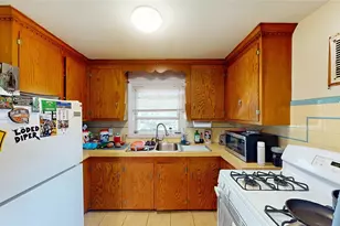 23 Iona St, Providence, RI 02908 - Photo 6