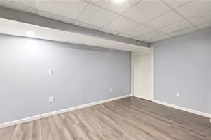 98 Oakland Ave, Providence, RI 02908 - Photo 36