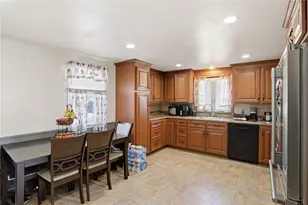 62 Hillcrest Ave, Pawtucket, RI 02860 - Photo 4