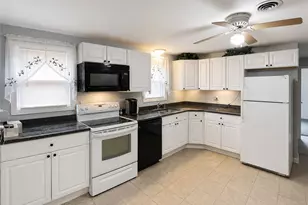 16 Sandra Dr, North Kingstown, RI 02852 - Photo 2