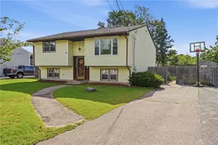 25 Oakridge Ct, Warwick, RI 02886 - Photo 2