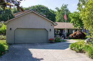 122 Elton Cir, Cranston, RI 02921 - Photo 2