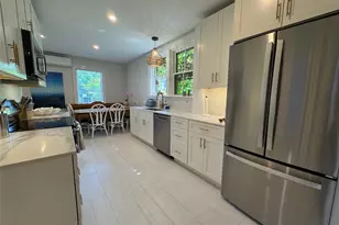 8 Barney St, Newport, RI 02840 - Photo 4