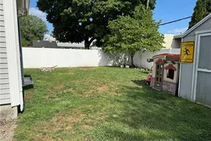 31 Bristol Ave, Pawtucket, RI 02861 - Photo 8