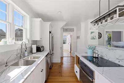 40 W Narragansett Avenue, Newport, RI 02840 - Photo 4