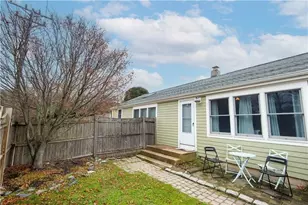 391 Aquidneck Ave, Middletown, RI 02842 - Photo 12
