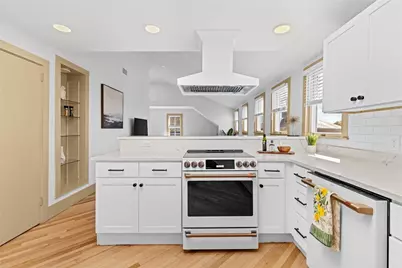 18 Barney Street #3, Newport, RI 02840 - Photo 2
