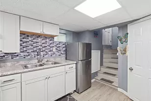 185 Vermont Ave, Providence, RI 02905 - Photo 18
