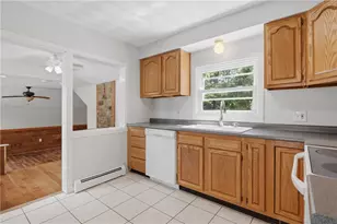 31 Coolidge Ave, Woonsocket, RI 02895 - Photo 4