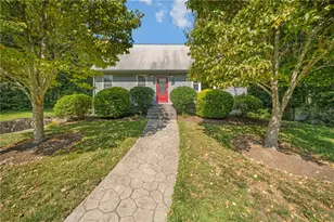 20 Oakridge Dr, Cranston, RI 02921 - Photo 2