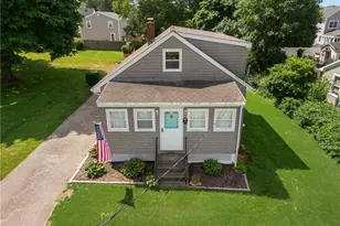 37 Reservoir Rd, Middletown, RI 02842 - Photo 2