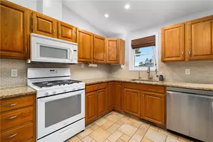 34 Queen St, Cranston, RI 02920 - Photo 8