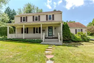10 Circle Dr, Middletown, RI 02842 - Photo 2