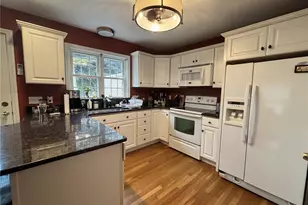 28 Fenner Ave, Newport, RI 02840 - Photo 4