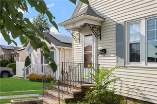 135 Sandringham Ave, Providence, RI 02908 - Photo 4