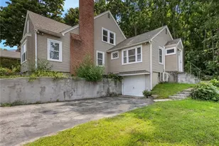 9 Country Pkwy, North Providence, RI 02911 - Photo 2