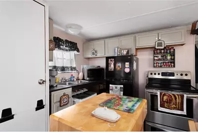 719 Forest Park, Middletown, RI 02842 - Photo 4