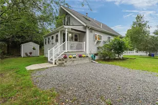 4 Melbourne Dr, Narragansett, RI 02882 - Photo 1