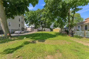 353 Smithfield Ave, Pawtucket, RI 02860 - Photo 20