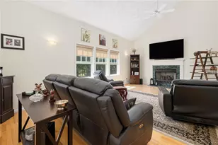 15 W Bluebird Ln, Cranston, RI 02921 - Photo 10