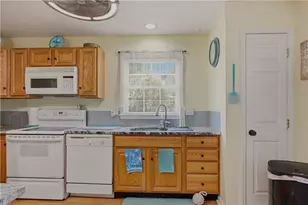 231 Maple Ave, Newport, RI 02840 - Photo 6
