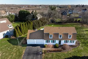 20 Samson Ln, Middletown, RI 02842 - Photo 2