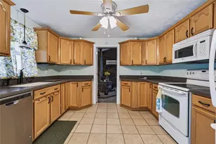 16 Marigold Dr, Warwick, RI 02889 - Photo 6