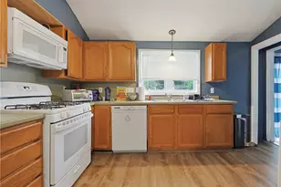 85 Hughes Ave, Pawtucket, RI 02861 - Photo 2
