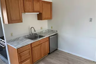32 Sisson St, Pawtucket, RI 02860 - Photo 6