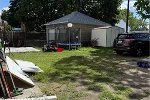 35 Hunts Ave, Pawtucket, RI 02861 - Photo 12