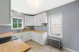 14 Webb St, Pawtucket, RI 02860 - Photo 8