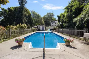 29 Valentine Cir, Warwick, RI 02886 - Photo 2