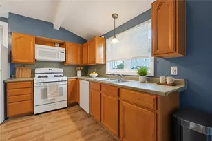 85 Hughes Ave, Pawtucket, RI 02861 - Photo 10