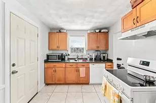 41 Rochambeau Ave, Providence, RI 02906 - Photo 34