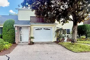 863 Stratford Ln, Warwick, RI 02886 - Photo 2